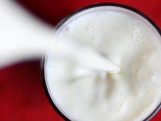 Mit Blick auf den Preisverfall bei der Milch will das Bundeskartellamt die Geschäftsbeziehungen zwischen Baurn und Molkereien überprüfen. Foto: Ronald Weihrauch
