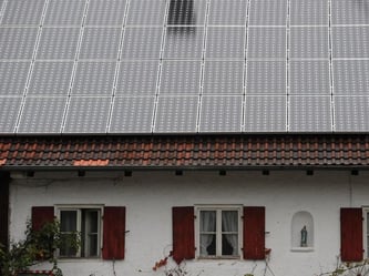 Eine Solaranlage ist auf dem Dach eines Hauses in Oberbayern. Foto: Andreas Gebert