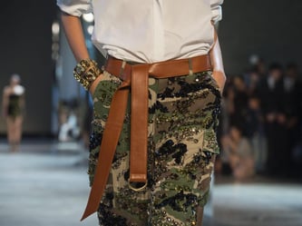  Model von Alexandre Vauthier in Paris Army-Modelle stehen hoch im Kurs. Foto: Jeremy Lempin