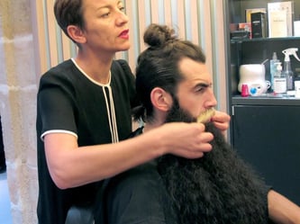 Ein guter Bart braucht Pflege: Die Pariser Barbierin Sarah Daniel Hamizi kennt sich mit dem trendigen Gesichtsschmuck gut aus. Foto: Winnie Bennedsen