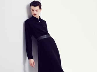 Hochgeschlossen, aber dennoch verführerisch zeigt Trixie Schober den Look der Goldenen Zwanziger (Bluse 399 Euro, Rock 399 Euro). Foto: Trixie Schober