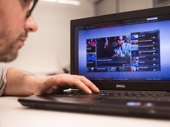 Mit den richtigen Programmen wird der Laptop zum Ersatzfernseher. Viele Mediatheken im Internet erlauben Livestreaming und den zeitversetzten Abruf von Filmen. Foto: Franziska Gabbert