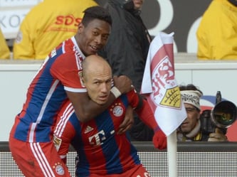 David Alaba (l) nimmt Torschütze Arjen Robben vor Freude in den Schwitzkasten. Foto: Marijan Murat