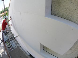 Styroporplatten zur Wärmedämmung an einem Kindergarten in Straubing. Foto: Armin Weigel/Archiv