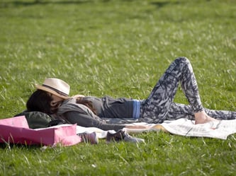 Ein Sonnenhut aus synthetischen Materialien verfügt in der Regel über einen UPF von 40 bis 80. Foto: Maja Hitij