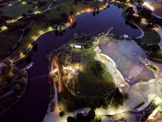 EIn Blick aus der Vogelperspektive auf das Kino und den beleuchteten Olympiapark (Foto: Kino am Olympiasee)