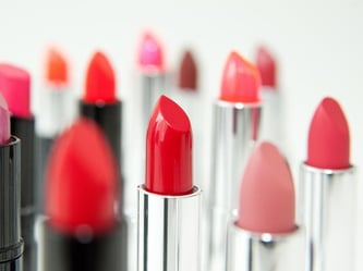 Rot, pink oder rosa? Wem welche Lippenstiftfarbe steht, entscheidet der Hautton. Foto: Andrea Warnecke