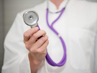 Alles richtig gemacht? Wer den Verdacht hegt, das sein Arzt ihn falsch behandelt hat, sollte sich an seine Krankenkasse wenden. Foto: Inga Kjer