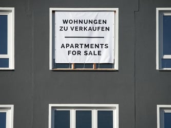 Bevor Käufer bei Eigentumswohnungen zuschlagen, sollten sie unbedingt die zugehörige Gemeinschaftsordnung anschauen. Foto: Andrea Warnecke