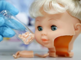 Eine zerschnittene Puppe aus China liegt in einem Labor. Foto: Rolf Vennenbernd/Archiv