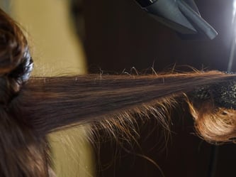 Erst Farbe, dann schneiden und anschließend föhnen. Foto: Jens Kalaene