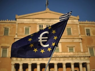 EU-Flagge mit Euro-Zeichen vor dem Parlament in Athen. Ohne konkretes Ergebnis sind Vertreter der internationalen Geldgeber wieder aus Griechenland abgereist. Foto: Fotis Plegas