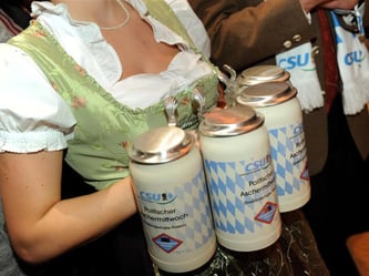 Beim politischen Aschermittwoch wird die Einigkeit der Parteien beschworen - und kräftig gegen die politischen Gegner ausgeteilt. Foto: Tobias Hase