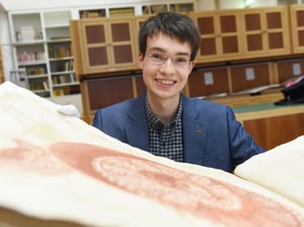 Georg Kabierske vor einer Zeichnung einer antiken Opferschale die aus der zweiten Hälfte des 18. Jahrhunderts stammt und Giovanni Battista Piranesi zugeschrieben wird. Foto: Uli Deck