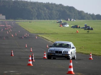 Weites Feld: Beim Slalom etwa auf abgesperrten Flugplätzen treten die Fahrer in verschiedenen Klassen an - mit Serienautos mit wenig PS bis hin zum präparierten Sportwagen. Foto: DMSB
