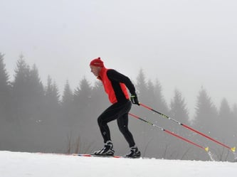 Kälte und Feuchtigkeit sind kein guter Begleiter beim Wintersport. Daher die Skikleidung nach dem Waschen immer wieder imprägnieren. Foto: Martin Schutt