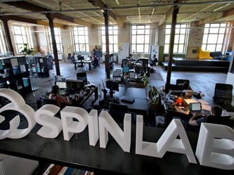 Mitarbeiter verschiedener StartUps arbeiten im «SpinLab» in der Baumwollspinnerei in Leipzig. Foto: Jan Woitas/Archiv