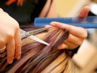 Abgeschnittene lange Haare kann man auch für gute Zwecke spenden. Gefärbt oder blondiert sollten sie allerdings nicht sein. Foto: Andreas Lander