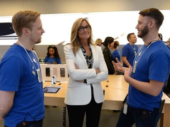Angela Ahrendts spricht mit den Mitarbeitern eines Apple-Stores. Foto: Dan Himbrechts
