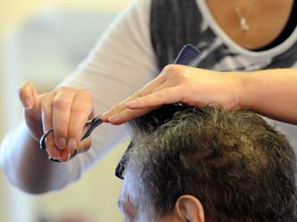 Waschen, schneiden, föhnen: Der Friseur kann teurer werden. wird Foto: Carsten Rehder