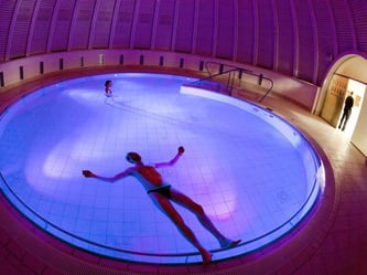 Lauschige Klänge statt Humtata und Tätärä: Ein Besuch in der Therme sorgt für Entspannung. Foto: Frank Rumpenhorst