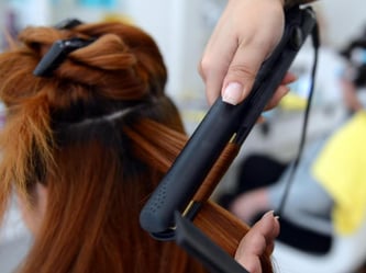 Bevor das Haar mit einem Glätteisen gestylt wird, sollte es einen speziellen Hitzeschutz erhalten. Foto: Britta Pedersen