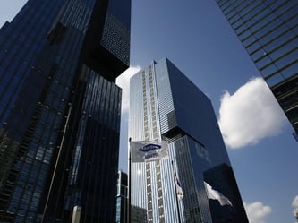 Samsung-Konzernzentrale in Seoul: Die Südkoreaner konnten den Umsatz im dritten Quartal 2015 um fast neun Prozent auf 51,7 Billionen Won (41,4 Milliarden Euro) steigern. Foto: Jeon Heon-Kyun/Archiv