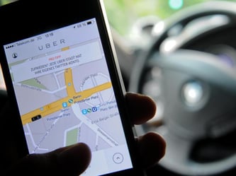 Fahrdienstvermittler Uber will in einige deutsche Städte zurückkehren. Foto: Britta Pedersen