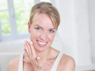 So strahlen die Augen auch weiterhin: Augencremes pflegen die strapazierte Haut. Foto: Westend61/Knut Schulz