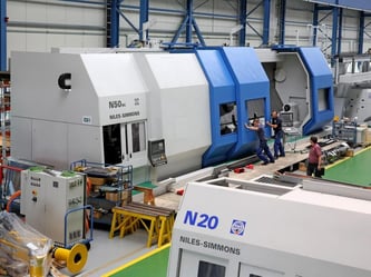 Die 69 Tonnen schwere Maschine für Dreh-Fräsbearbeitung von Kurbelwellen, die in Chemnitz gebaut wurde, sollte eigentlich längst in Russland stehen. Das Bundesamt für Ausfuhr erteilte jedoch aufgrund der Russland-Sanktionen die Genehmigung nicht. Foto: Ja