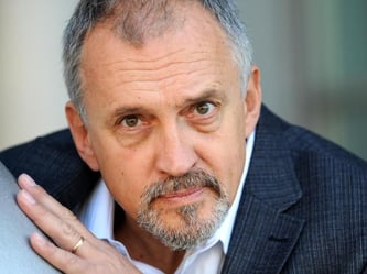 Jussi Adler-Olsen klopft auf Holz. Foto: Uwe Zucchi