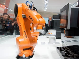 Ein Kuka-Roboter ist auf der Hannover Messe zu sehen. Foto: Julian Stratenschulte/Archiv