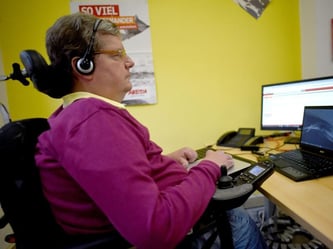 Der Jurist Carl-Wilhelm Rößler hat den Arbeitsplatz seinen Bedürfnissen angepasst. Wichtig dafür ist ein Tischaufsatz für den Rollstuhl und ein Headset. Foto: Henning Kaiser