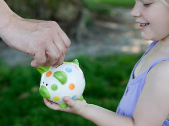Taschengeld sollten Eltern regelmäßig zahlen. So lernen Kinder leichter, das Geld einzuteilen. Am besten bekommen sie jede Woche einen kleinen Betrag. Foto: Silvia Marks