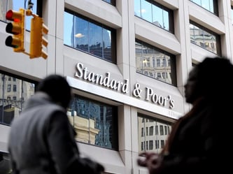 Die US-Ratingagentur Standard & Poor's (S&P) hat die Einstufung zahlreicher Geldinstitute in Europa gesenkt. Foto: Justin Lane