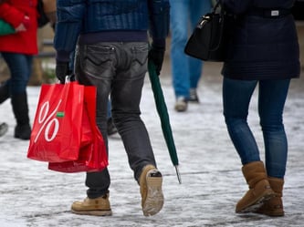 Vielen Verbrauchern sitzt das Geld seit Monaten locker, weil Sparen kaum noch belohnt wird. Foto: Inga Kjer, Archiv