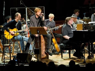 Die Toten Hosen mit Sänger Campino (m.) 2013 in der Tonhalle Düsseldorf mit dem Sinfonieorchester der Robert Schumann Hochschule. Foto: Jan-Philipp Strobel