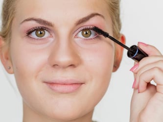 Damit Wimperntusche die Augen auch wirklich schön unterstreicht, muss man sie richtig auftragen. Foto: Monique Wüstenhagen