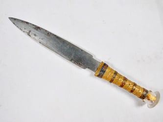 Dieser Dolch aus der Grabkammer Tutanchamuns wurde nach neuesten Erkenntnissen eines Forscherteams aus dem Eisen eines Meteoriten hergestellt. Foto: Ägyptisches Museum Kairo