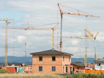 Sind Häuser eine gute Vorsorge für das Alter? Einige Experten warnen. Foto: Armin Weigel