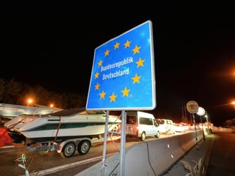 Stau an der deutsch-österreichischen Grenze. Bereits am Sonntagabend waren im Grenzgebiet zu Österreich Kontrollpunkte eingerichtet worden. Foto: Barbara Gindl
