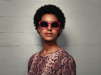 Große Gläser und knallige Farben wie hier von Liebeskind sind dieses Jahr nicht wegzudenken (ca. 100 Euro). Foto: Liebeskind