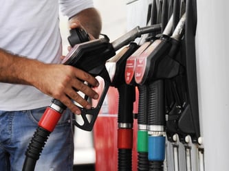 Die Preisrückgänge auf dem Öl-Weltmarkt entlasten auch die deutschen Autofahrer - trotz Ferienbeginns in vielen Bundesländern. Foto: Tobias Hase/Archiv