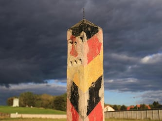 Ein verwitterter Grenzpfosten der DDR auf dem Gelände des Grenzdenkmals in Hötensleben (Sachsen-Anhalt) an der früheren innerdeutschen Grenze. Foto: Jens Wolf