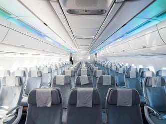 Der Innenraum eines Finnair Airbus A350 XWB. Die Airline rüstet ihre Flotte mit WLAN aus. Foto: Daniel Bockwoldt (Archiv)