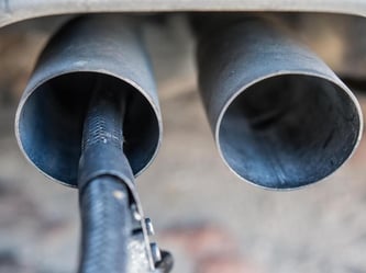 Ein Messschlauch zur Abgasuntersuchung im Auspuffrohr eines Dieselwagens. Foto: Patrick Pleul