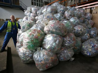 Prall gefüllte Säccke mit Einwegflaschen in einem Leergut-Zählzentrum in Mecklenburg-Vorpommern. Foto: Bernd Wüstneck