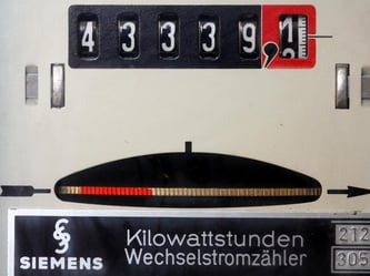 Stromzähler in einem Mietshaus: Der Energieverbrauch in Deutschland hat sich in den ersten sechs Monaten dieses Jahres erhöht. Foto: Daniel Karmann/Archiv