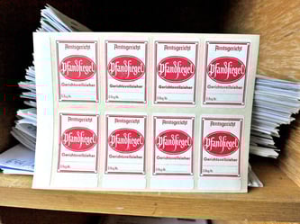 Block mit Pfandsiegeln: Gerichtsvollzieher müssen immer seltener einen «Kuckuck» kleben. Foto: Georg-Stefan Russew