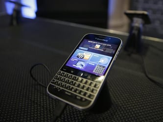 Blackberry Classic: Beim Smartphone-Pionier Blackberry trägt der Fokus auf Software nach einer schmerzhaften Durststrecke Früchte. Foto: Andrew Gombert/Archiv